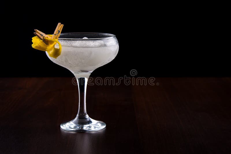 Witte bevroren cocktail in glas/glas- op het been royalty-vrije stock foto Witte bevroren cocktail in glas/glas- op het been royalty-vrije stock foto
