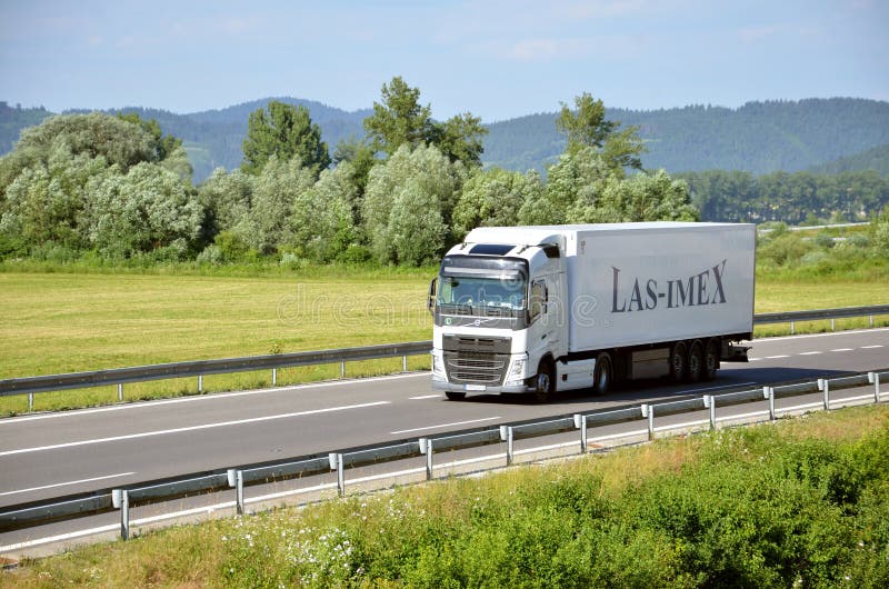 Witte bewegende die Volvo-vrachtwagen aan oplegger wordt gekoppeld op Slowaakse D1 weg wordt gevestigd stock foto Witte bewegende die Volvo-vrachtwagen aan oplegger wordt gekoppeld op Slowaakse D1 weg wordt gevestigd stock foto