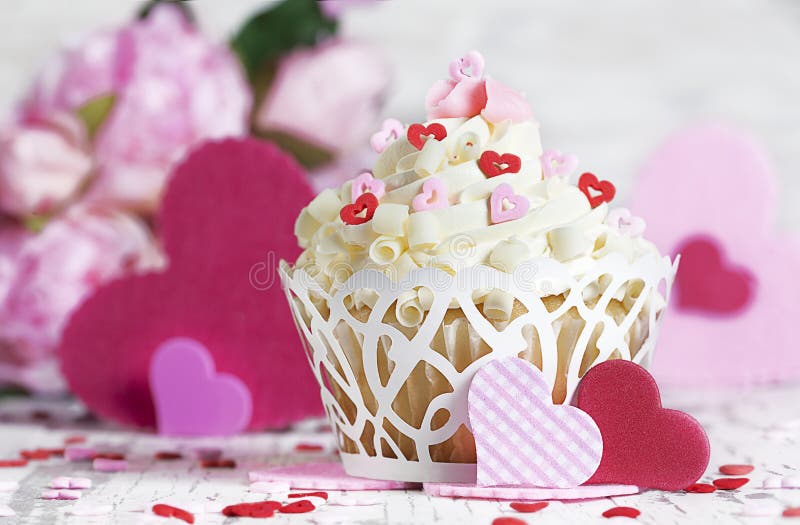 Witte Chocolade Cupcake met Harten en Bloemen stock foto Witte Chocolade Cupcake met Harten en Bloemen stock foto