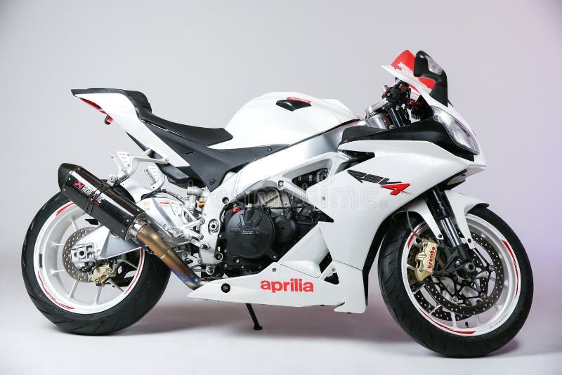 Witte die sportbike Aprilia RSV4 op witte mening als achtergrond van de kant wordt geïsoleerd stock afbeeldingen Witte die sportbike Aprilia RSV4 op witte mening als achtergrond van de kant wordt geïsoleerd stock afbeeldingen