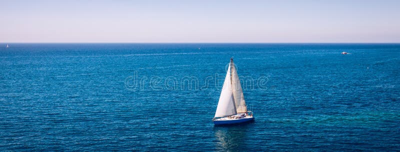 Witte die zeilboot in blauw zeewater wordt geïsoleerd Zeilboot in het overzees in het zonlicht, het avontuur van de luxezomer, ac