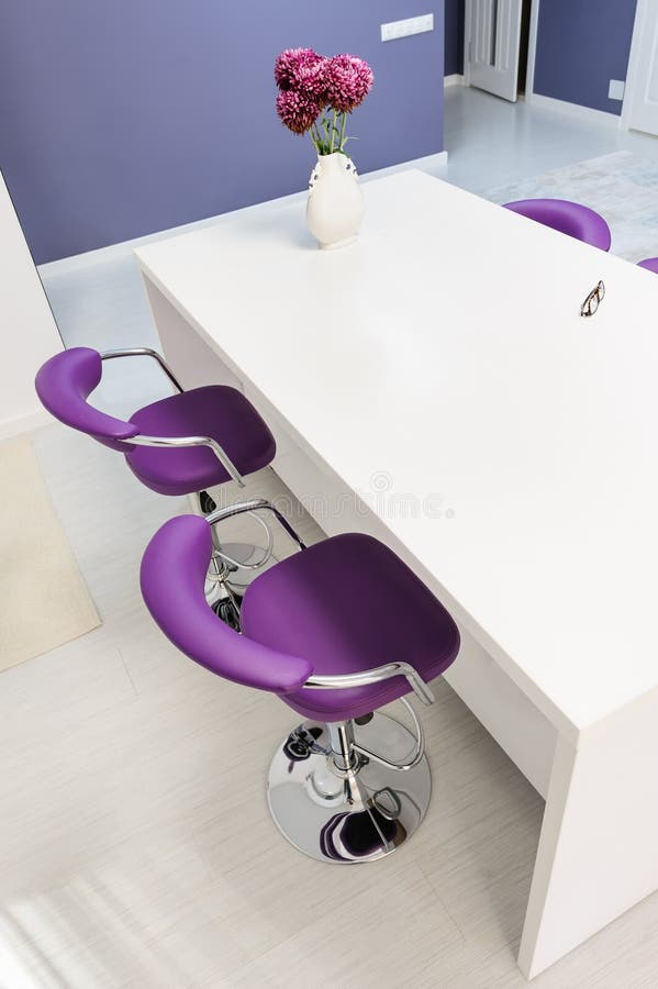 Witte eettafel in moderne keuken royalty-vrije stock fotografie Witte eettafel in moderne keuken royalty-vrije stock fotografie