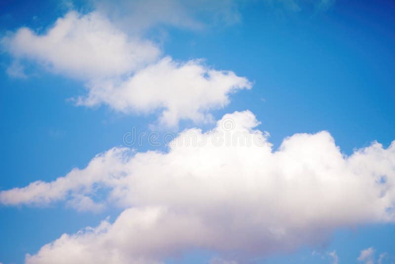 Witte en grijze pluizige wolken tegen de blauwe hemel royalty-vrije stock foto Witte en grijze pluizige wolken tegen de blauwe hemel royalty-vrije stock foto