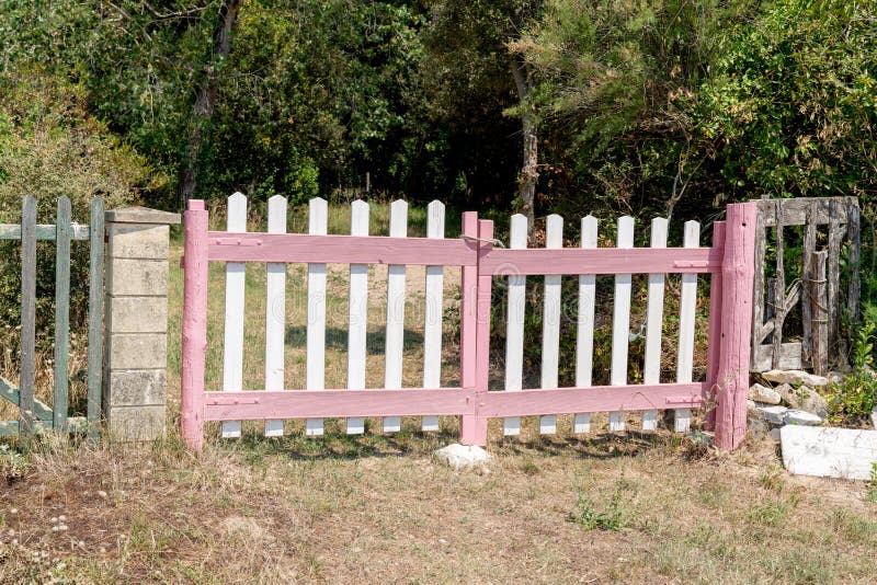 Witte en roze Poort houten wijnoogst in oude oud van het land stock foto's Witte en roze Poort houten wijnoogst in oude oud van het land stock foto's