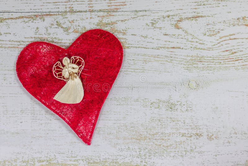 Witte engel op een rood hart Dag van prentbriefkaar de Gelukkige Valentine ` s Lichte houten achtergrond, plaats voor tekst, Vale royalty-vrije stock afbeelding Witte engel op een rood hart Dag van prentbriefkaar de Gelukkige Valentine ` s Lichte houten achtergrond, plaats voor tekst, Vale royalty-vrije stock afbeelding