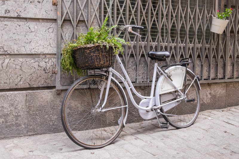 Witte Fiets Met Stock - Image of mand, 63798305