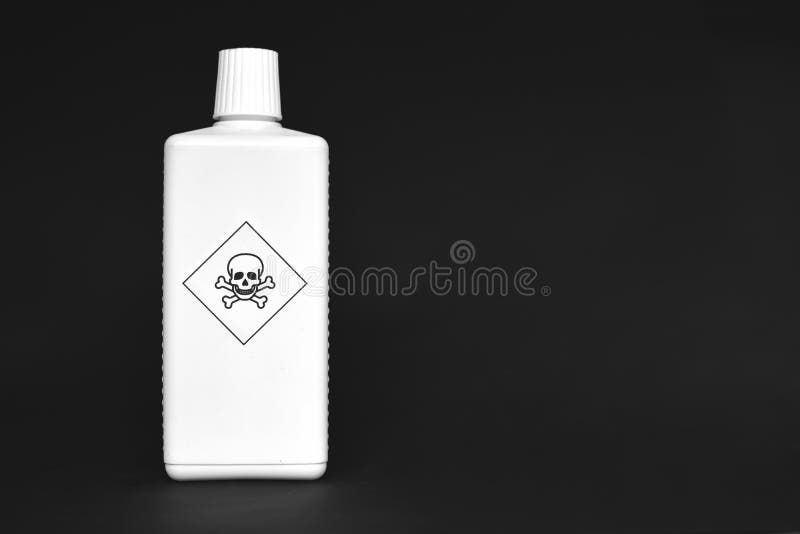 Witte fles met vergiftwaarschuwingsborden op hen op zwarte achtergrond royalty-vrije stock foto Witte fles met vergiftwaarschuwingsborden op hen op zwarte achtergrond royalty-vrije stock foto