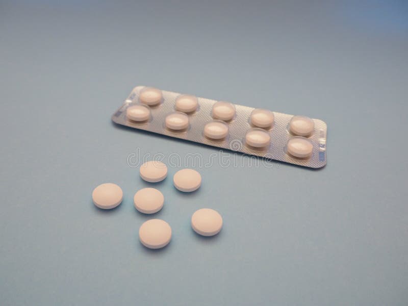 Witte geneeskundepillen op een blauwe achtergrond, moderne die geneeskunde wordt gebruikt om ziekten te verhinderen en te behande royalty-vrije stock foto Witte geneeskundepillen op een blauwe achtergrond, moderne die geneeskunde wordt gebruikt om ziekten te verhinderen en te behande royalty-vrije stock foto