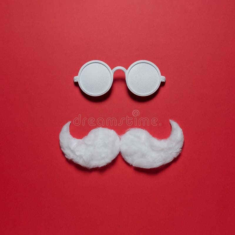 Witte hipstersnor van Santa Claus met zonnebril op rode achtergrond royalty-vrije stock foto Witte hipstersnor van Santa Claus met zonnebril op rode achtergrond royalty-vrije stock foto