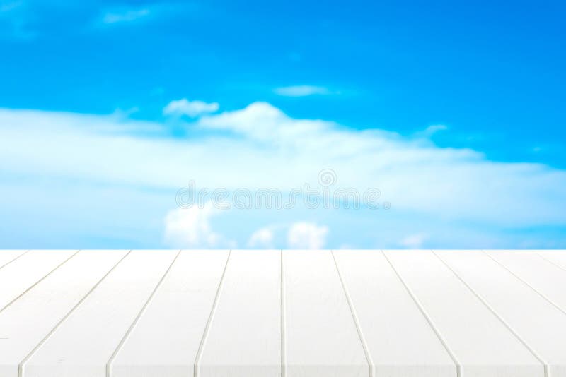 Witte houten lijst en blauwe hemel stock afbeeldingen Witte houten lijst en blauwe hemel stock afbeeldingen