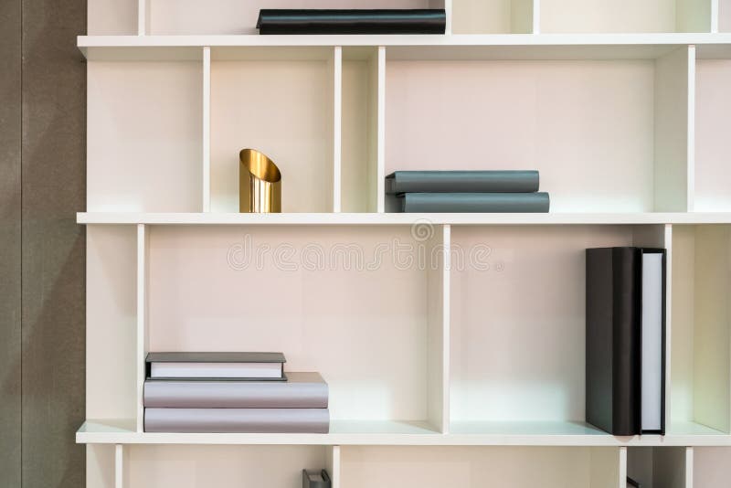 Witte houten plank binnen met verschillende naar huis verwante voorwerpen B stock afbeelding Witte houten plank binnen met verschillende naar huis verwante voorwerpen B stock afbeelding