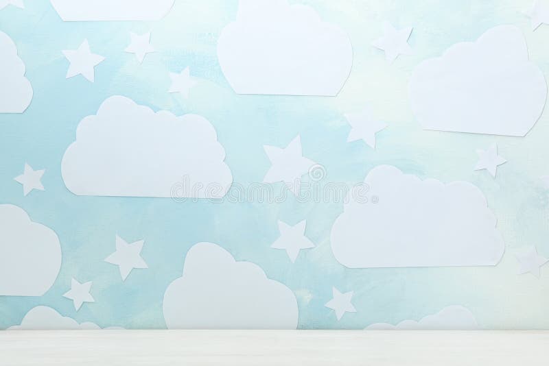 Witte houten tafel vlakbij de muur met lucht Idee voor de binnenkant van de babyruimte stock foto's Witte houten tafel vlakbij de muur met lucht Idee voor de binnenkant van de babyruimte stock foto's