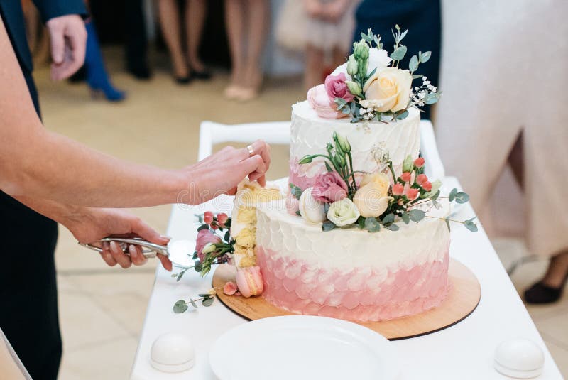Witte huwelijkscake met bloemen royalty-vrije stock foto's Witte huwelijkscake met bloemen royalty-vrije stock foto's