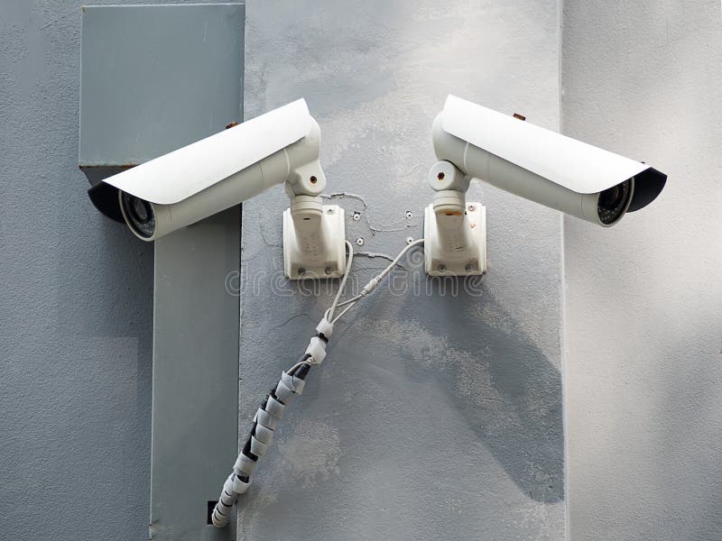 Witte kabeltelevisie & x28; TV& met gesloten circuit x29; cameraveiligheid controle op cementmuur royalty-vrije stock foto's Witte kabeltelevisie & x28; TV& met gesloten circuit x29; cameraveiligheid controle op cementmuur royalty-vrije stock foto's