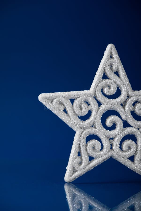 Witte Kerstmisster op donkerblauwe Kerstmisachtergrond royalty-vrije stock afbeelding Witte Kerstmisster op donkerblauwe Kerstmisachtergrond royalty-vrije stock afbeelding