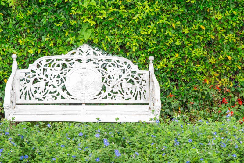 Witte klassieke stoel in de tuin royalty-vrije stock foto Witte klassieke stoel in de tuin royalty-vrije stock foto