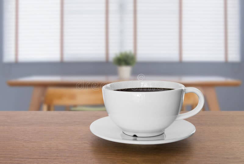 Witte koffiekop en hete espresso op houten lijst onduidelijk beeld B royalty-vrije stock foto Witte koffiekop en hete espresso op houten lijst onduidelijk beeld B royalty-vrije stock foto