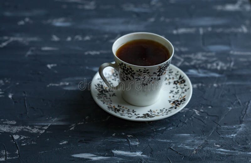 Witte kop met zwarte koffie op een donkere achtergrond stock fotografie Witte kop met zwarte koffie op een donkere achtergrond stock fotografie