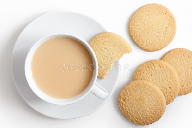 Witte kop thee en schotel met zandkoek hierboven koekjes van