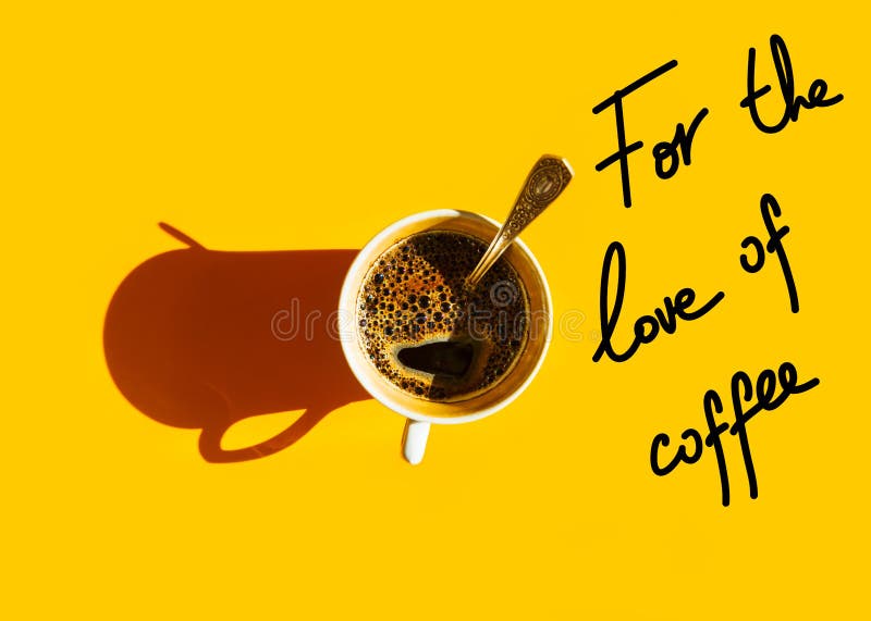 Witte kop van vers gebrouwen koffie met de schuimende lepel van de cremathee op stevige gele hoogste mening als achtergrond Hand royalty-vrije stock afbeelding Witte kop van vers gebrouwen koffie met de schuimende lepel van de cremathee op stevige gele hoogste mening als achtergrond Hand royalty-vrije stock afbeelding