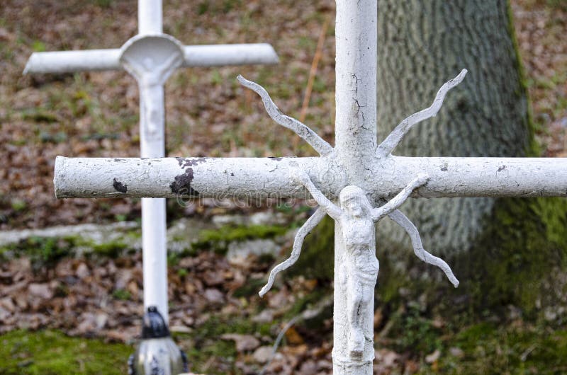 Witte kruisen op begraafplaats royalty-vrije stock afbeelding Witte kruisen op begraafplaats royalty-vrije stock afbeelding