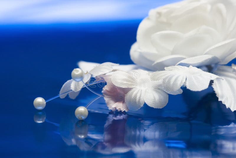 Witte kunstmatige bruidsbloemen stock foto