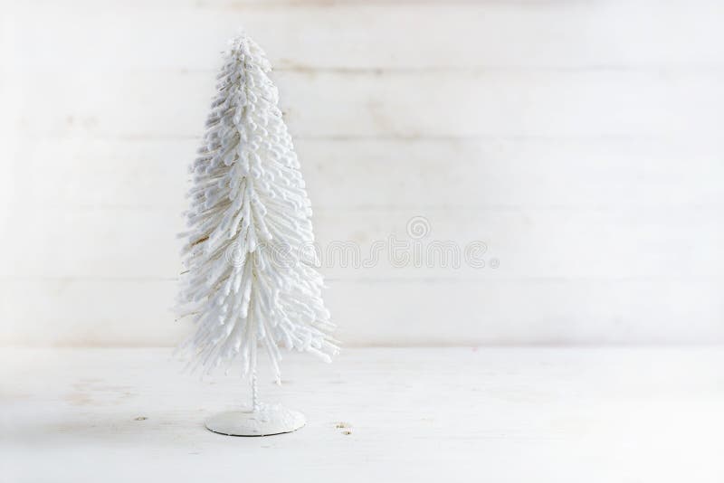 Witte kunstkerstboom van gevlochten draad op een rustieke witte houten achtergrond met ruimte voor tekst royalty-vrije stock fotografie