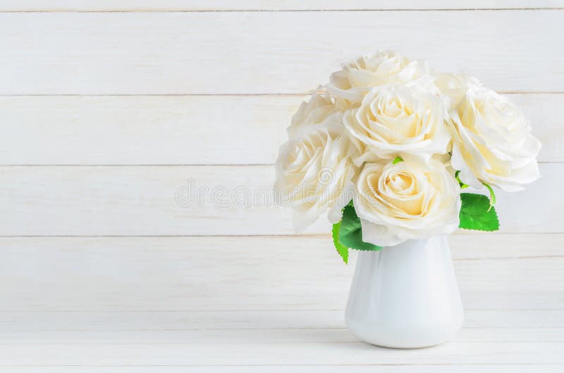 Witte kunstmatige rozen in vaas royalty-vrije stock foto