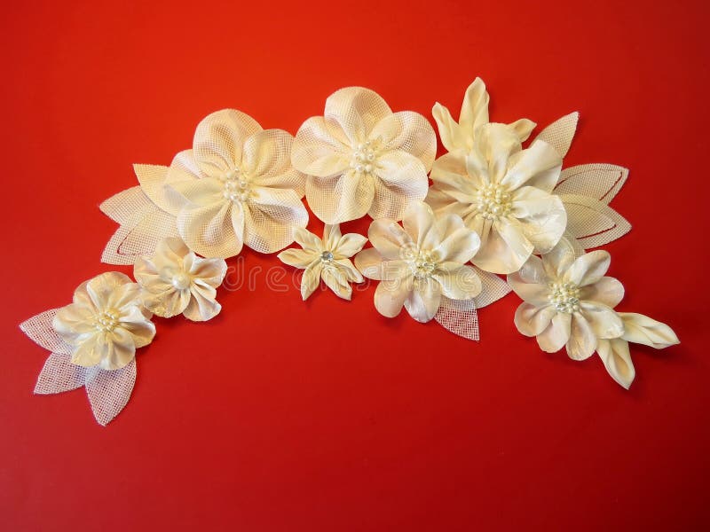 Witte kunstbloemen van stof stock foto