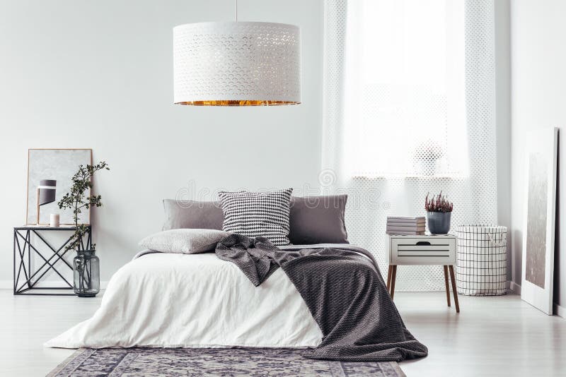 Super Witte lamp boven bed stock afbeelding. Afbeelding bestaande uit GN-75