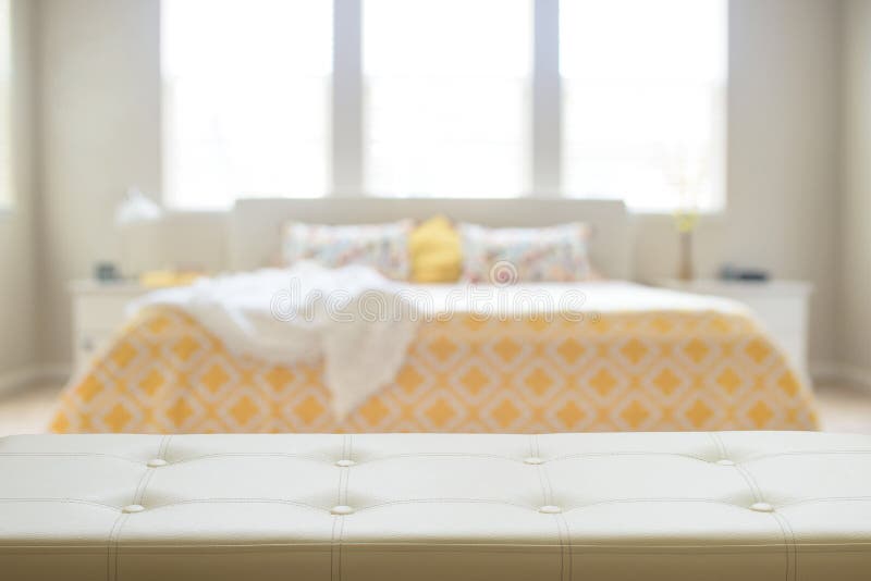 Witte leer lege bank voor vage slaapkamer royalty-vrije stock afbeeldingen Witte leer lege bank voor vage slaapkamer royalty-vrije stock afbeeldingen