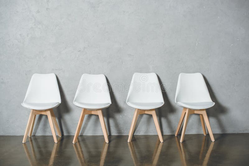 witte lege stoelen voor baangesprek die zich in lijn in zaal bevinden stock afbeeldingen witte lege stoelen voor baangesprek die zich in lijn in zaal bevinden stock afbeeldingen