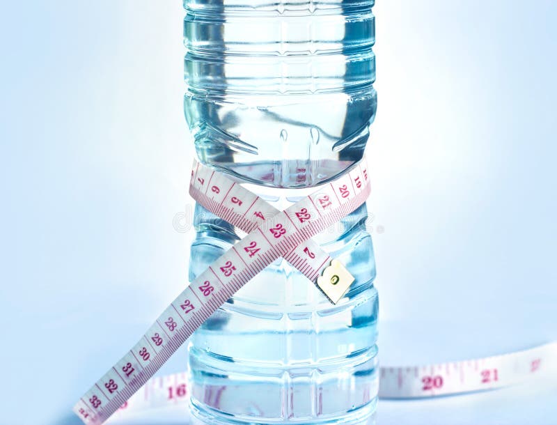Witte maatregel op de vorm van de waterfles, gezond drankconcept