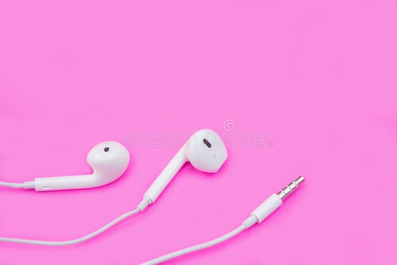 Witte oortelefoons op roze achtergrond met exemplaar ruimte en het knippen weg Vlak leg Hoogste mening stock foto Witte oortelefoons op roze achtergrond met exemplaar ruimte en het knippen weg Vlak leg Hoogste mening stock foto