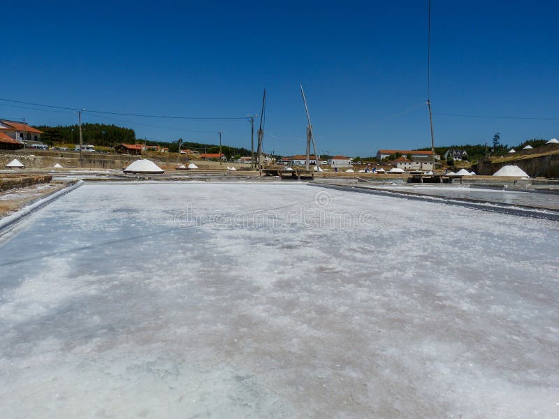 Witte Palen Zout Uit De Gomzoutmijn in De Omgeving Van Rio Maior. Portugal Afbeelding - Image of portugal, rivier: 215775129