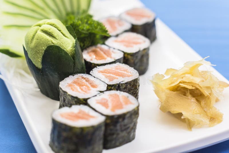 Witte plaat met salmaosushis, wasabi en gember stock afbeelding Witte plaat met salmaosushis, wasabi en gember stock afbeelding