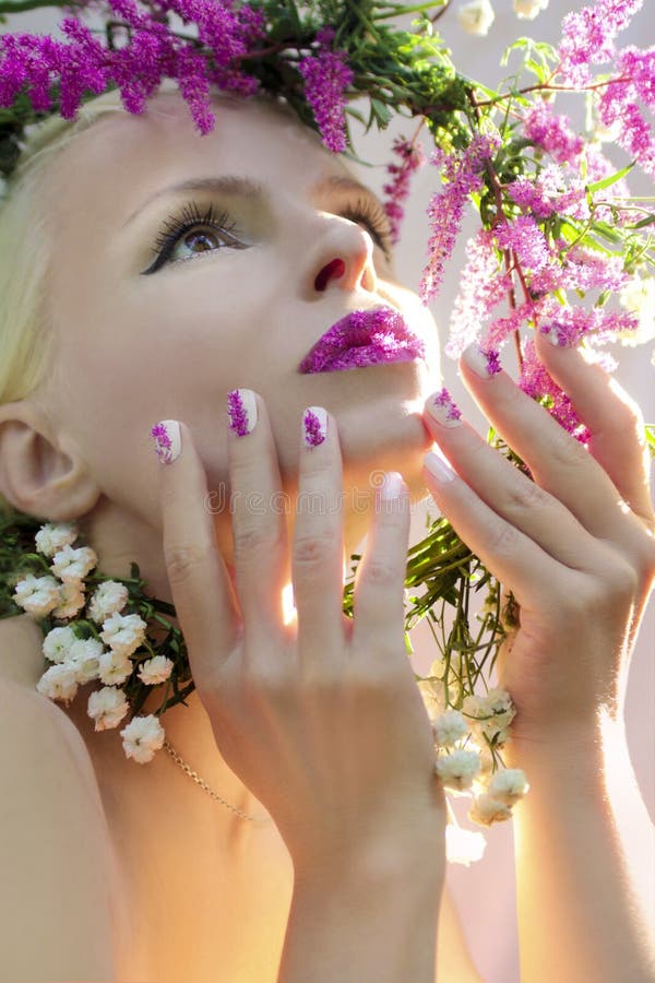 Witte, roze manicure en make-up stock afbeelding