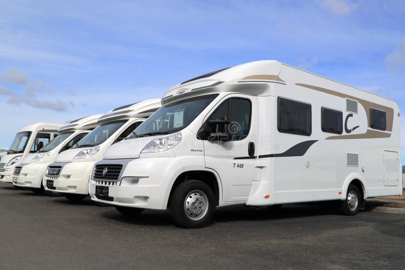 Witte RVs op een rij stock afbeelding Witte RVs op een rij stock afbeelding