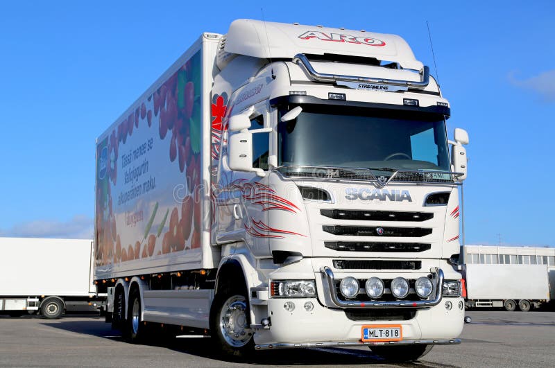 Witte Scania-Vrachtwagen op een Werf stock fotografie Witte Scania-Vrachtwagen op een Werf stock fotografie