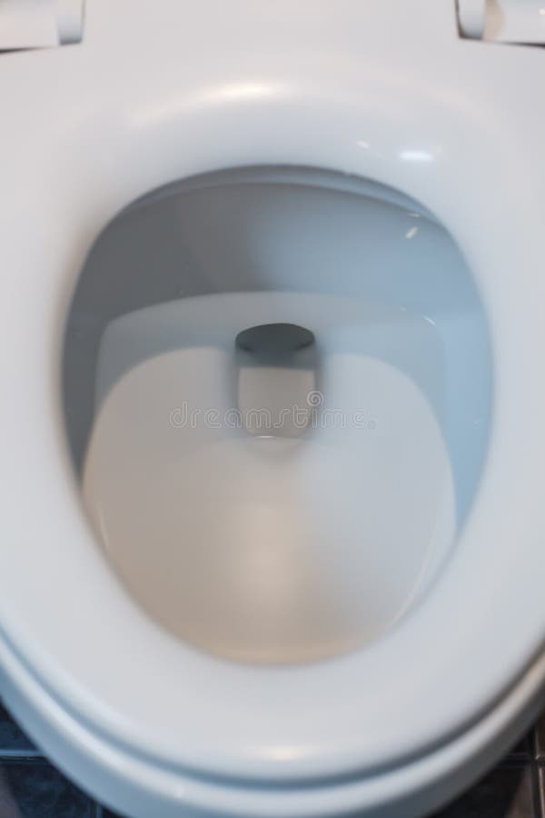 Witte schone hygiënische ceramische toiletkom, dekseldekking in badkamers of toilet Binnenlandse Architectuur, het meubilair DE v stock foto Witte schone hygiënische ceramische toiletkom, dekseldekking in badkamers of toilet Binnenlandse Architectuur, het meubilair DE v stock foto