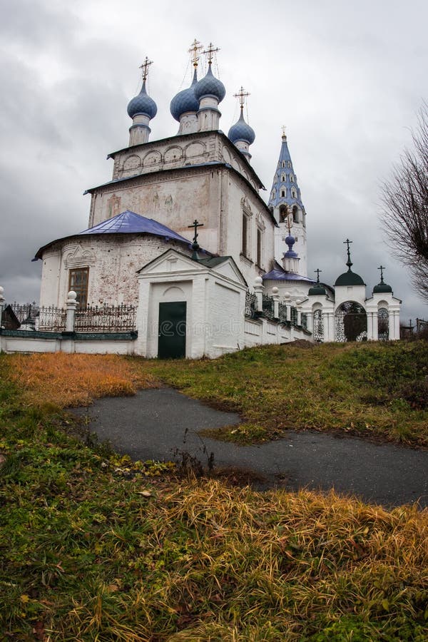 Witte steenkerk in Palekh, Vladimir-gebied, Rusland royalty-vrije stock foto Witte steenkerk in Palekh, Vladimir-gebied, Rusland royalty-vrije stock foto