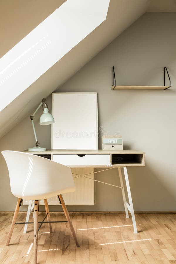 Witte stoel bij bureau met lamp en affiche in heldere werkruimte int. royalty-vrije stock foto's Witte stoel bij bureau met lamp en affiche in heldere werkruimte int. royalty-vrije stock foto's