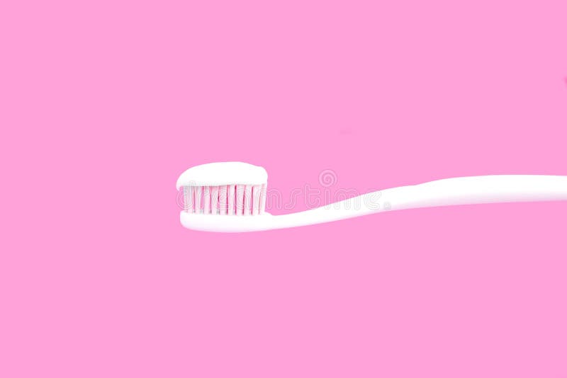 Witte tandenborstel met tandpasta op roze achtergrond royalty-vrije stock afbeeldingen Witte tandenborstel met tandpasta op roze achtergrond royalty-vrije stock afbeeldingen