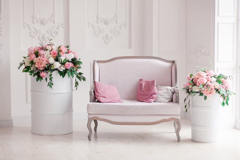 Witte textiel klassieke stijlbank in uitstekende ruimte Bloemen ob geschilderde vaten royalty-vrije stock foto's Witte textiel klassieke stijlbank in uitstekende ruimte Bloemen ob geschilderde vaten royalty-vrije stock foto's