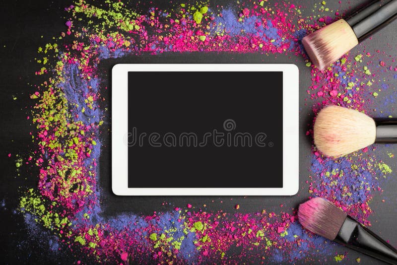 Witte touchpad met lege touchscreen met professionele make-upborstels op kleurrijke achtergrond van afgebrokkelde oogschaduw royalty-vrije stock afbeeldingen Witte touchpad met lege touchscreen met professionele make-upborstels op kleurrijke achtergrond van afgebrokkelde oogschaduw royalty-vrije stock afbeeldingen