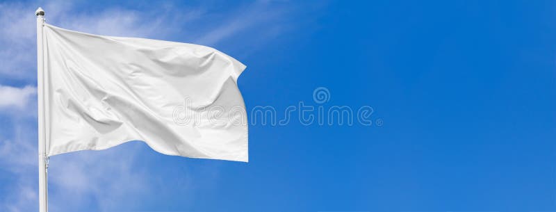 Witte vlag die in de wind op vlaggestok tegen de hemel met wolken golven