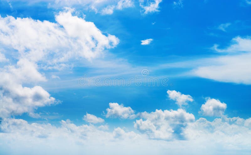 Witte wolken in blauwe hemel