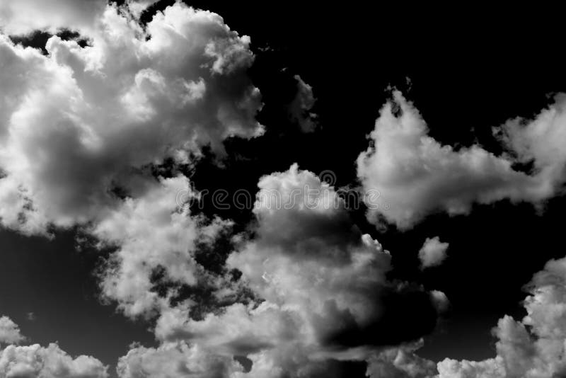 Witte wolken op de hemel in zwart-witte foto