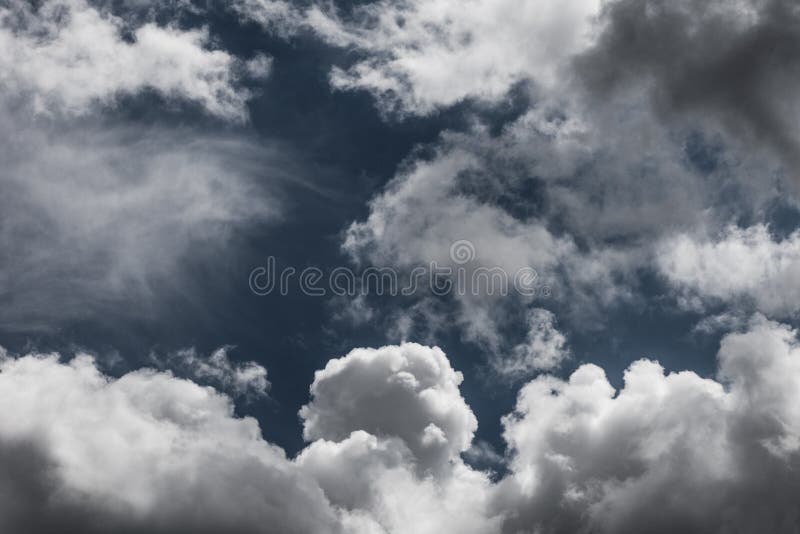 Witte wolken op donkerblauwe hemelachtergrond stock afbeeldingen Witte wolken op donkerblauwe hemelachtergrond stock afbeeldingen