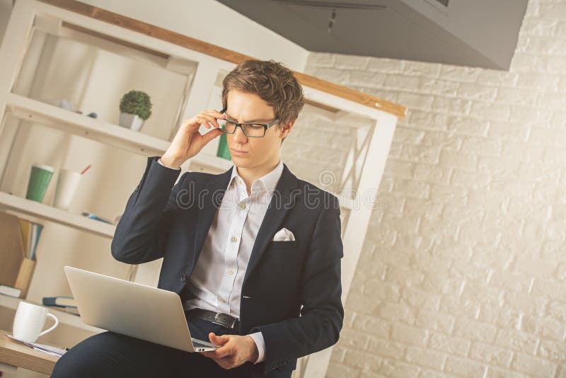 Witte zakenman die laptop met behulp van royalty-vrije stock foto's